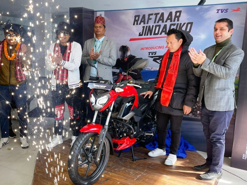 पोखराको बतास ब्रदर्समा नयाँ मोटरसाइकल 'टीभीएस रेडर' सार्वजनिक